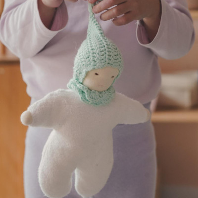 Mit Liebe genähte Waldorfpuppe — ein treuer Begleiter im Alltag
